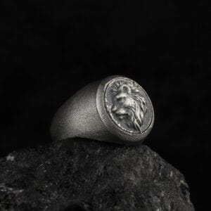 The Lion Pinky Ring is a product of high class craftsmanship and intricate designing. It's solid structure makes it a perfect piece to use as an everyday jewelry to elevate your style.